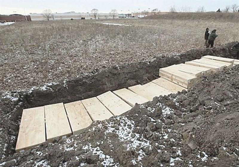 زندانیان گورهای دسته جمعی برای قربانیان کرونا در نیویورک زندانیان گورهای دسته جمعی برای قربانیان کرونا در نیویورک حفر می کنند