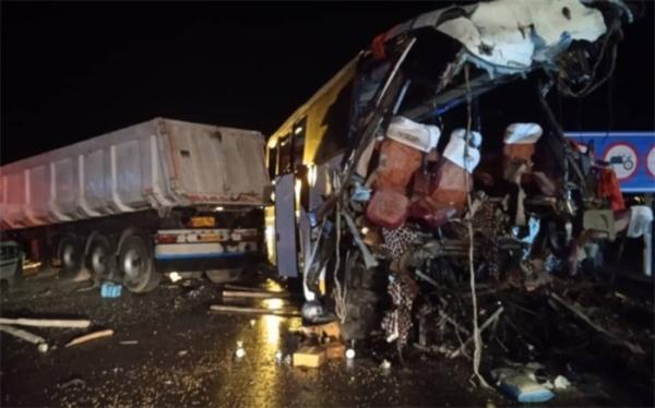 تصادف تریلی با اتوبوس؛ 8 نفر کشته و 16 نفر مصدوم شدند