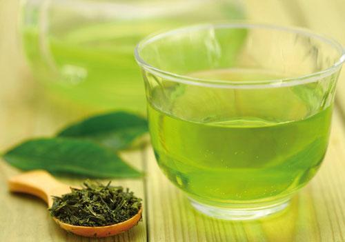 چای سبز شکم را لاغر و از سرطان جلوگیری می نماید