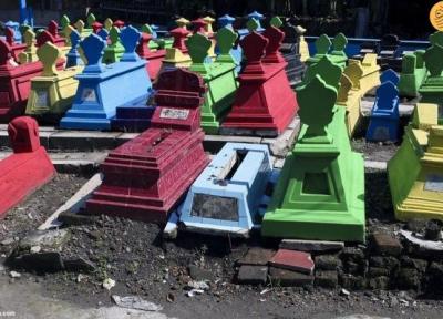 قبر های رنگارنگ در یک روستا